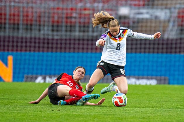 Eileen Campbell 10 Austria and Vivien Endemann 8 Germany in a duel for the ball during the international match between Germany Austria on 14 04 2026 in Nuremberg Nuremberg Max Morlock Stadium Bayern Germany