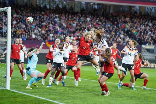 Sjoeke Nüsken (9 Germany) mit dem Kopfball zum 3-0 beim Länderspiel zwischen Deutschland - Österreich am 14.04.2026 in Nürnberg. Nürnberg Max-Morlock-Stadion Bayern Deutschland *** Sjoeke Nüsken 9 Germany with the header for 3 0 at the international match between Germany Austria on 14 04 2026 in Nuremberg Nuremberg Max Morlock Stadion Bayern Germany