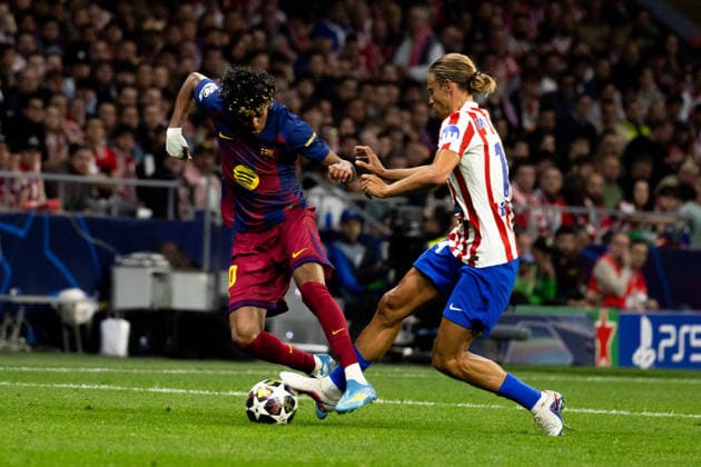 April 14, 2026, Barcelona, Barcelona, Spain: Lamine Yamal (L) of FC Barcelona, Barca challenges for the ball with Marcos Llorente (R) of FC Barcelona during the UEFA Champions League Quarter Final second leg match between Atletico de Madrid and FC Barcelona at Riyadh Air Metropolitano on April 14, 2026 in Madrid, Spain. Barcelona Spain - ZUMAs316 20260414_znp_s316_060 Copyright: xMartixSeguraxRamonedax