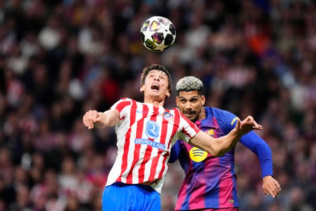 Atletico de Madrid v FC Barcelona, Barca - UEFA Champions League 2025 26 Quarter-Final Second Leg Robin Le Normand centre-back of Atletico de Madrid and Spain and Ronald Araujo centre-back of Barcelona and Uruguay compete for the ball during the UEFA Champions League 2025 26 Quarter-Final Second Leg match between Club AtlÃ tico de Madrid and FC Barcelona at Estadio Riyadh Air Metropolitano on April 14, 2026 in Madrid, Spain. Madrid Spain  Copyright: xJosexBretonx originalFilename:bretonhernandez-atletico260414_npi9Y.jpg