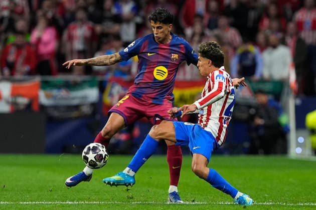 Atletico de Madrid s Giuliano Simeone (r) and FC Barcelona, Barca s Joao Cancelo during Champions League 2025 2026, Quarter-finals 2nd leg match. April 14 ,2026. (20260414405)