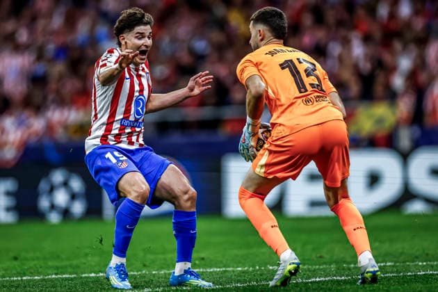 Atletico de Madrid vs FC Barcelona, Barca - UEFA Champions League - 14 04 2025 Julian Alvarez of Atletico de Madrid (L) and Joan Garcia of FC Barcelona (R) during the UEFA Champions League match between Atletico de Madrid and FC Barcelona at Riyadh Air Metropolitano on April 14, 2025 in Madrid, Spain. Madrid Spain Copyright: xMarinaxFrutos PGSxPhotoxAgencyx