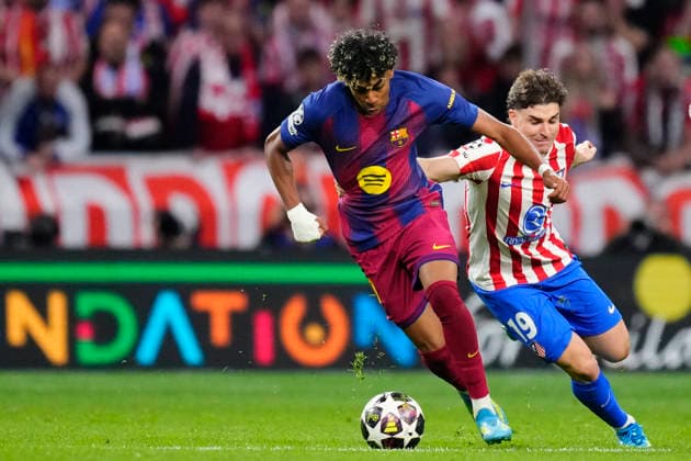 Atletico de Madrid v FC Barcelona, Barca - UEFA Champions League 2025 26 Quarter-Final Second Leg Lamine Yamal right winger of Barcelona and Spain and Julian Alvarez centre-forward of Atletico de Madrid and Argentina compete for the ball during the UEFA Champions League 2025 26 Quarter-Final Second Leg match between Club AtlÃ tico de Madrid and FC Barcelona at Estadio Riyadh Air Metropolitano on April 14, 2026 in Madrid, Spain. Madrid Spain  Copyright: xJosexBretonx originalFilename:bretonhernandez-atletico260414_npQA8.jpg