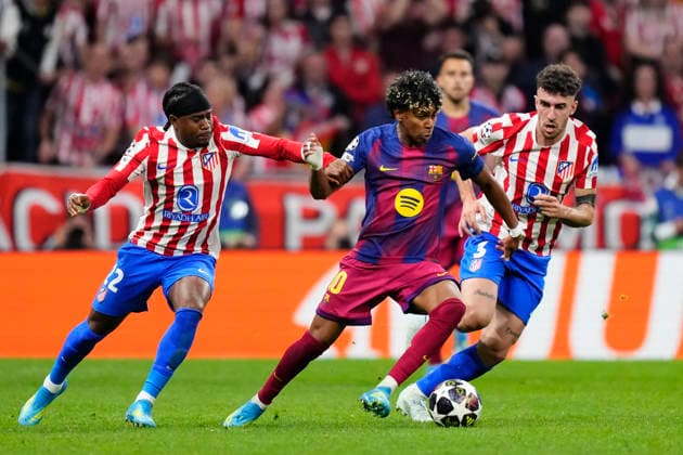 Atletico de Madrid v FC Barcelona, Barca - UEFA Champions League 2025 26 Quarter-Final Second Leg Lamine Yamal right winger of Barcelona and Spain and Ademola Lookman second striker of Atletico de Madrid and Nigeria compete for the ball during the UEFA Champions League 2025 26 Quarter-Final Second Leg match between Club AtlÃ tico de Madrid and FC Barcelona at Estadio Riyadh Air Metropolitano on April 14, 2026 in Madrid, Spain. Madrid Spain  Copyright: xJosexBretonx originalFilename:bretonhernandez-atletico260414_npI9B.jpg