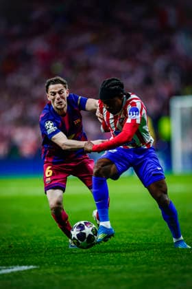 Atletico de Madrid CF vs FC Barcelona, Barca - UEFA Champions League - 14 04 2026 Gavi of FC Barcelona (L) battles for the ball with Ademola Lookman of Atletico de Madrid (R) during the quarter-final second leg UEFA Champions League match between Atletico de Madrid and FC Barcelona at Riyadh Air Metropolitano Stadium on April 14, 2026 in Madrid, Spain. Madrid Spain Copyright: xPabloxGarcia PGSxPhotoxAgencyx