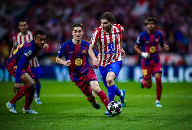 Atletico de Madrid CF vs FC Barcelona, Barca - UEFA Champions League - 14 04 2026 Gavi of FC Barcelona (C) battles for the ball with Julian Alvarez of Atletico de Madrid (R) during the quarter-final second leg UEFA Champions League match between Atletico de Madrid and FC Barcelona at Riyadh Air Metropolitano Stadium on April 14, 2026 in Madrid, Spain. Madrid Spain Copyright: xPabloxGarcia PGSxPhotoxAgencyx
