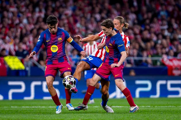 Atletico de Madrid v FC Barcelona, Barca - UEFA Champions League 2025 26 Quarter-Final Second Leg MADRID, SPAIN - APRIL 14: Marcos Llorente of Atletico de Madrid (C) is in action with the ball defended by Pedro Gonzalez Pedri (L) and Pablo Martin Gavira Gavi (R) of FC Barcelona during the UEFA Champions League 2025 26 Quarter-Final Second Leg match between Atletico de Madrid and FC Barcelona at Estadio Riyadh Air Metropolitano on April 14, 2026 in Madrid, Spain. (Photo by Alberto Gardin Eurasia Images Getty Images) Madrid Estadio Riyadh Air Metropolitano Spain Copyright: xEurasiaxSportxImagesx AGardin_20260414_Foot_Champ_Atl_Mad_Bar_174