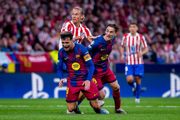 Atletico de Madrid v FC Barcelona, Barca - UEFA Champions League 2025 26 Quarter-Final Second Leg MADRID, SPAIN - APRIL 14: Marcos Llorente of Atletico de Madrid (C) is in action defended by Pedro Gonzalez Pedri (L) and Pablo Martin Gavira Gavi (R) of FC Barcelona during the UEFA Champions League 2025 26 Quarter-Final Second Leg match between Atletico de Madrid and FC Barcelona at Estadio Riyadh Air Metropolitano on April 14, 2026 in Madrid, Spain. (Photo by Alberto Gardin Eurasia Images Getty Images) Madrid Estadio Riyadh Air Metropolitano Spain Copyright: xEurasiaxSportxImagesx AGardin_20260414_Foot_Champ_Atl_Mad_Bar_175