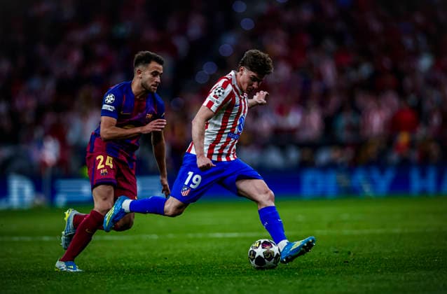 Atletico de Madrid CF vs FC Barcelona, Barca - UEFA Champions League - 14 04 2026 Eric of FC Barcelona (L) battles for the ball with Julian Alvarez of Atletico de Madrid (R) during the quarter-final second leg UEFA Champions League match between Atletico de Madrid and FC Barcelona at Riyadh Air Metropolitano Stadium on April 14, 2026 in Madrid, Spain. Madrid Spain Copyright: xPabloxGarcia PGSxPhotoxAgencyx