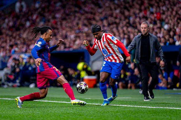 Atletico de Madrid v FC Barcelona, Barca - UEFA Champions League 2025 26 Quarter-Final Second Leg MADRID, SPAIN - APRIL 14: Ademola Lookman of Atletico de Madrid (R) is in action with the ball defended by Jule Kounde of FC Barcelona (L) during the UEFA Champions League 2025 26 Quarter-Final Second Leg match between Atletico de Madrid and FC Barcelona at Estadio Riyadh Air Metropolitano on April 14, 2026 in Madrid, Spain. (Photo by Alberto Gardin Eurasia Images Getty Images) Madrid Estadio Riyadh Air Metropolitano Spain Copyright: xEurasiaxSportxImagesx AGardin_20260414_Foot_Champ_Atl_Mad_Bar_182