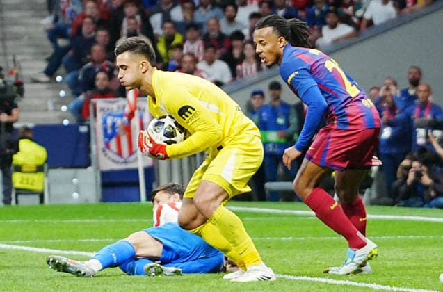 April 14, 2026, Madrid, Bretagne, spain: 1 Juan Musso of Atletico Madrid and 23 Jules Koundo of FC Barcelone During the UEFA Champions League quarter-final retour football match between Atletico Madrid and FC Barcelone, on April 14, 2026 at the Riyadh Air Metropolitano in Spain - Photo: FOOTBALL - 1 4 FINALE CHAMPION LEAGUE - ATLETICO MADRID - FC BARCELONE - 14 04 2026  - ZUMAl193 20260414_zsp_l193_060 Copyright: xLaurentxLairysx