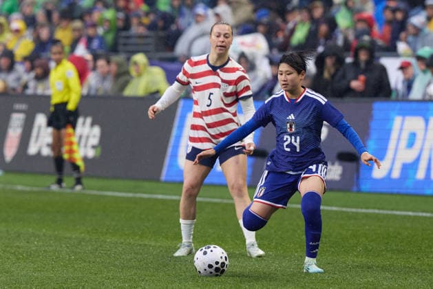 April 14, 2026, Seattle, Washington, USA: Japan midfielder MAYA HIJIKATA (24) controls the ball while trailed by United States defender LILLY REALE (5) during the friendly international match, Länderspiel, Nationalmannschaft between the United States and Japan at Lumen Field on April 14, 2026 in Seattle, Washington. Seattle USA - ZUMAd218 20260414_zsp_d218_002 Copyright: xRichardxDizonx