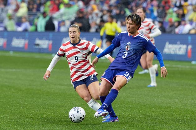 April 14, 2026, Seattle, Washington, USA: Japan defender MOEKA MINAMI (3) passes to a teammate with pressure from United States forward ALLY SENTNOR (9) during the friendly international match, Länderspiel, Nationalmannschaft between the United States and Japan at Lumen Field on April 14, 2026 in Seattle, Washington. Seattle USA - ZUMAd218 20260414_zsp_d218_004 Copyright: xRichardxDizonx