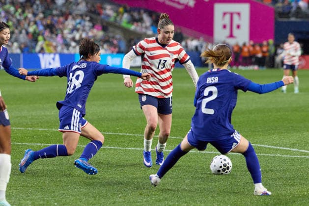 April 14, 2026, Seattle, Washington, USA: United States midfielder OLIVIA MOULTRIE (13) controls the ball with pressure from Japan midfielder HONOKA HAYASHI (18) and defender RISA SHIMIZU (2) during the friendly international match, Länderspiel, Nationalmannschaft between the United States and Japan at Lumen Field on April 14, 2026 in Seattle, Washington. Soccer 2026: Japan 1:0 USWNT  - ZUMAd218 20260414_zsp_d218_027 Copyright: xRichardxDizonx