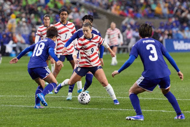 April 14, 2026, Seattle, Washington, USA: United States forward ALLY SENTNOR (9) attempts to control the ball with pressure from Japan midfielder HONOKA HAYASHI (18) and defender MOEKA MINAMI (3) during the friendly international match, Länderspiel, Nationalmannschaft between the United States and Japan at Lumen Field on April 14, 2026 in Seattle, Washington. Soccer 2026: Japan 1:0 USWNT  - ZUMAd218 20260414_zsp_d218_030 Copyright: xRichardxDizonx