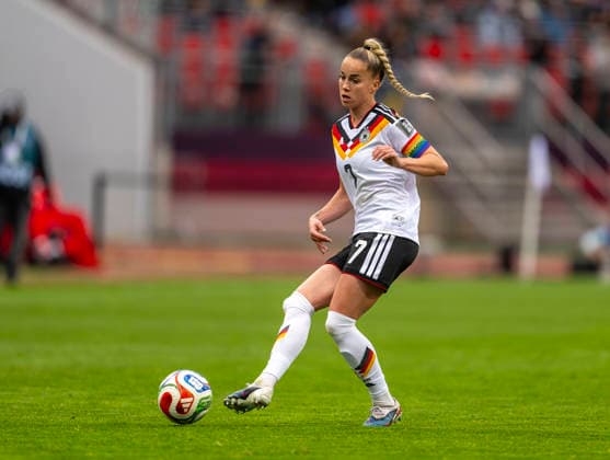 14.04.2026, WM-Qualifikation Europa, Frauen 2026, 3.Spieltag, Deutschland - Österreich, im Max-Morlock-Stadion Nürnberg, Giulia Gwinn (Deutschland) am Ball *** 14 04 2026, World Cup Qualification Europe, Women 2026, Matchday 3, Germany Austria, at the Max Morlock Stadium Nuremberg, Giulia Gwinn Germany on the ball