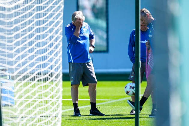 April 15, 2026, Sevilla, Sevilla, Spain: Manuel Pellegrini, head coach of Real Betis, gestures during training session - UEFA Europa League 2025 26 Quarter-Final Second Leg at Luis del Sol City on April 15, 2026, in Sevilla, Spain. Real Betis Training Session - UEFA Europa League 2025 26 Quarter-Final Second Leg  - ZUMAa181 20260415_zaa_a181_004 Copyright: xJoaquoÂ­NxCorcherox