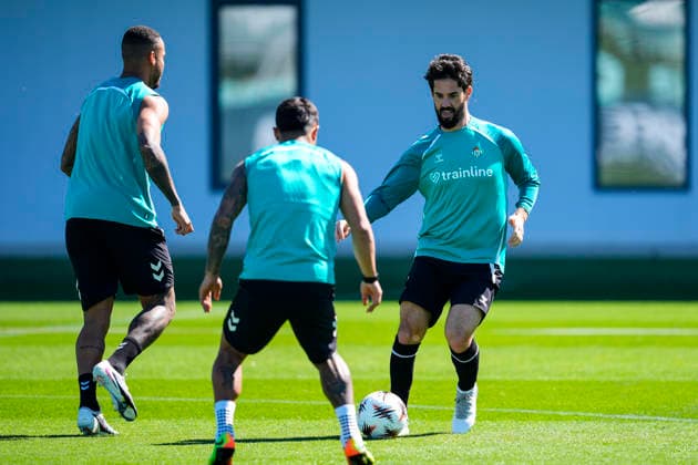 April 15, 2026, Sevilla, Sevilla, Spain: Francisco Isco Alarcon of Real Betis in action during training session - UEFA Europa League 2025 26 Quarter-Final Second Leg at Luis del Sol City on April 15, 2026, in Sevilla, Spain. Sevilla Spain - ZUMAa181 20260415_zaa_a181_007 Copyright: xJoaquoÂ­NxCorcherox