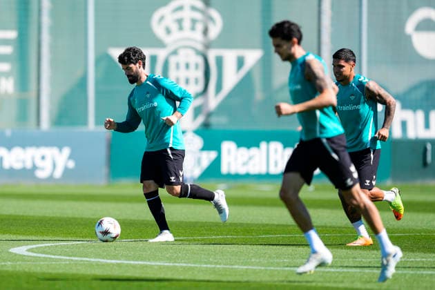 April 15, 2026, Sevilla, Sevilla, Spain: Francisco Isco Alarcon of Real Betis in action during training session - UEFA Europa League 2025 26 Quarter-Final Second Leg at Luis del Sol City on April 15, 2026, in Sevilla, Spain. Real Betis Training Session - UEFA Europa League 2025 26 Quarter-Final Second Leg  - ZUMAa181 20260415_zaa_a181_009 Copyright: xJoaquoÂ­NxCorcherox