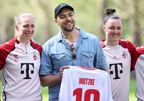 15.04.2026, xophax, Fussball , Frauen Bundesliga Google Pixel Frauen - Bundesliga 25 26. Max Mutzke , mitte zu Besuch bei den Frauen des 1.FC Köln . Links Pauline Bremer , rechts Marina Hegering ( beide 1.FC Köln ) (DFL DFB REGULATIONS PROHIBIT ANY USE OF PHOTOGRAPHS as IMAGE SEQUENCES and or QUASI-VIDEO) Koeln *** 15 04 2026, xophax, Fußball , Frauen Bundesliga Google Pixel Frauen Bundesliga 25 26 Max Mutzke , center visiting the women of 1 FC Köln Left Pauline Bremer , right Marina Hegering both 1 FC Köln DFL DFB REGULATIONS PROHIBIT ANY USE OF PHOTOGRAPHS as IMAGE SEQUENCES and or QUASI VIDEO Koeln