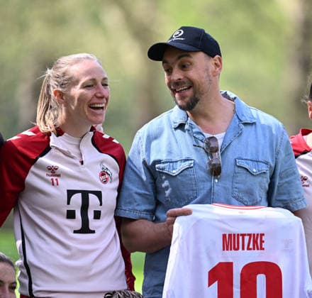15 04 2026, xophax, Fußball , Frauen Bundesliga Google Pixel Frauen Bundesliga 25 26 Max Mutzke , right visiting the women of 1 FC Köln Left Pauline Bremer DFL DFB REGULATIONS PROHIBIT ANY USE OF PHOTOGRAPHS as IMAGE SEQUENCES and or QUASI VIDEO Koeln