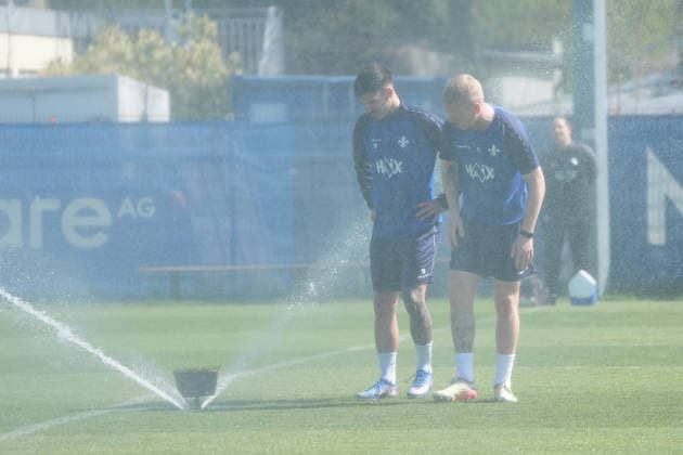 Kai Klefisch SV Darmstadt 98, l and Raoul Petretta SV Darmstadt 98 it is warm and they get a refreshment at the sprinkler during training 15 04 2026 2 Bundesliga, season 25 26 SV Darmstadt 98 training, Stadion am Boellenfalltor, emonline, emspor,