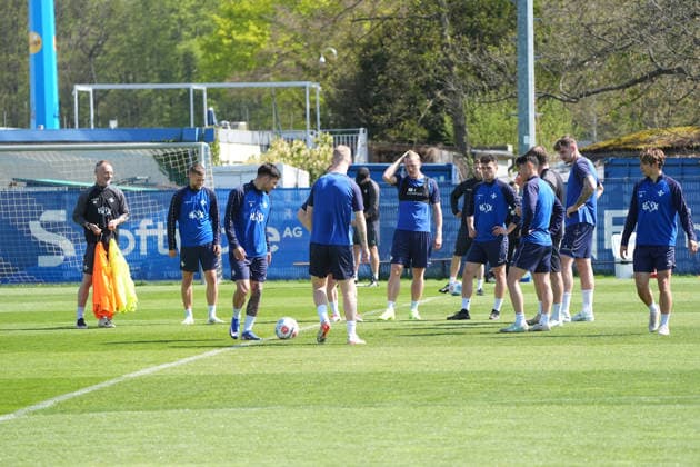 Discussion at training 15 04 2026 2 Bundesliga, Season 25 26 SV Darmstadt 98 Training, Stadion am Boellenfalltor, emonline, emspor,