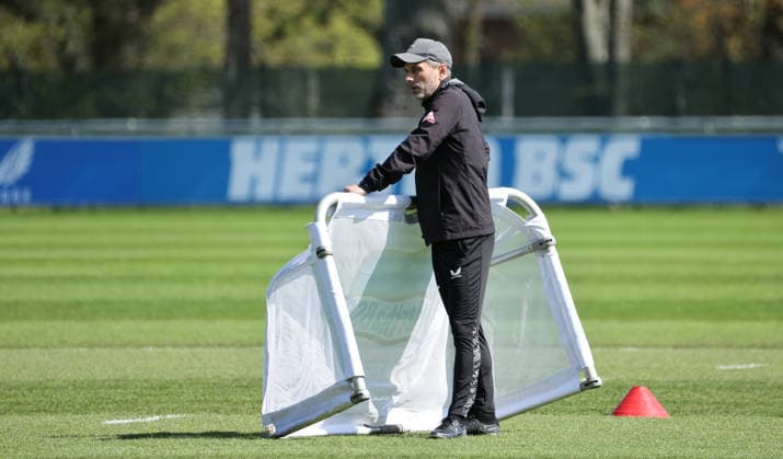 Coach Stefan Leitl wears a practice goal Sport Football Soccer Season 2025 2026 2 Bundesliga Men DFL 15 04 2026 Training Hertha BSC Berlin DFL regulations prohibit any use of photographs as image sequences and or quasi video