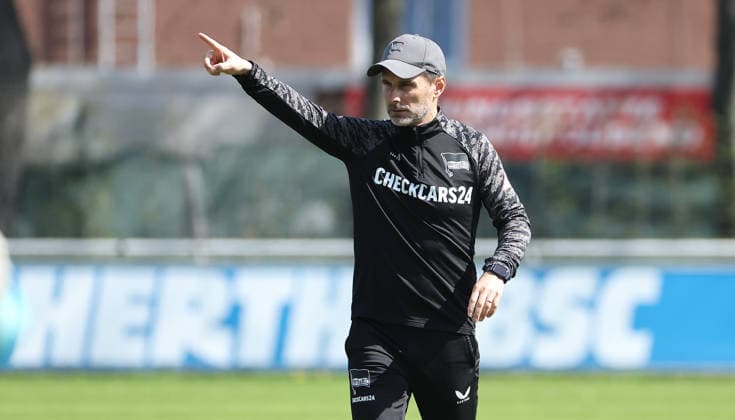 Coach Stefan Leitl pointing, gesticulating action upper body Sport Football Soccer Season 2025 2026 2 Bundesliga Men DFL 15 04 2026 Training Hertha BSC Berlin DFL regulations prohibit any use of photographs as image sequences and or quasi video