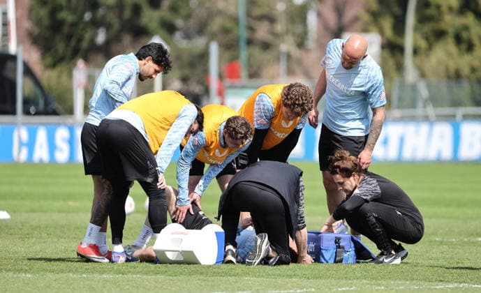 Pascal Klemens lies injured on the ground Sport Football Soccer Season 2025 2026 2 Bundesliga Men DFL 15 04 2026 Training Hertha BSC Berlin DFL regulations prohibit any use of photographs as image sequences and or quasi video