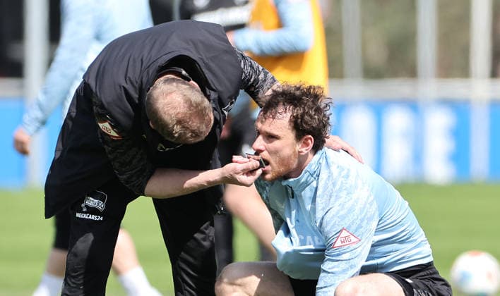 Pascal Klemens gets cooling on the chewing bar Sport Football Soccer Season 2025 2026 2 Bundesliga Men DFL 15 04 2026 Training Hertha BSC Berlin DFL regulations prohibit any use of photographs as image sequences and or quasi video