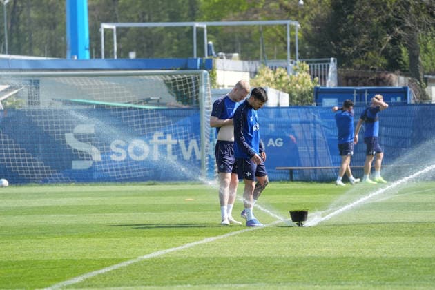 Kai Klefisch SV Darmstadt 98, l and Raoul Petretta SV Darmstadt 98 it is warm and they get a refreshment at the sprinkler during training 15 04 2026 2 Bundesliga, season 25 26 SV Darmstadt 98 training, Stadion am Boellenfalltor, emonline, emspor,