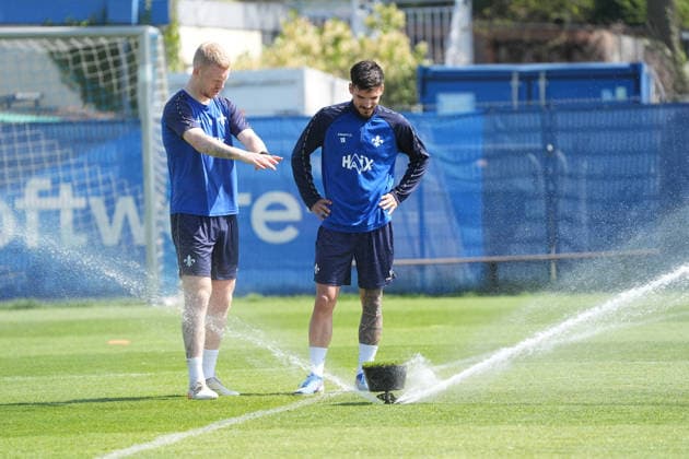 Kai Klefisch SV Darmstadt 98, l and Raoul Petretta SV Darmstadt 98 it is warm and they get a refreshment at the sprinkler during training 15 04 2026 2 Bundesliga, season 25 26 SV Darmstadt 98 training, Stadion am Boellenfalltor, emonline, emspor,