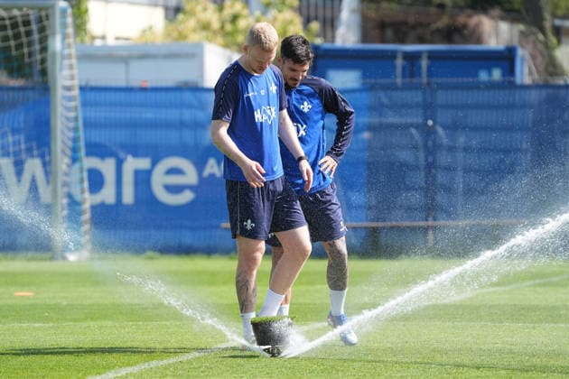 Kai Klefisch SV Darmstadt 98, l and Raoul Petretta SV Darmstadt 98 it is warm and they get a refreshment at the sprinkler during training 15 04 2026 2 Bundesliga, season 25 26 SV Darmstadt 98 training, Stadion am Boellenfalltor, emonline, emspor,