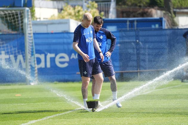 Kai Klefisch SV Darmstadt 98, l and Raoul Petretta SV Darmstadt 98 it is warm and they get a refreshment at the sprinkler during training 15 04 2026 2 Bundesliga, season 25 26 SV Darmstadt 98 training, Stadion am Boellenfalltor, emonline, emspor,