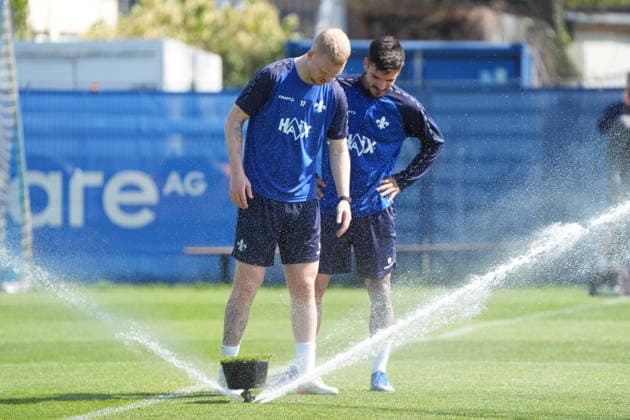 Kai Klefisch SV Darmstadt 98, l and Raoul Petretta SV Darmstadt 98 it is warm and they get a refreshment at the sprinkler during training 15 04 2026 2 Bundesliga, season 25 26 SV Darmstadt 98 training, Stadion am Boellenfalltor, emonline, emspor,