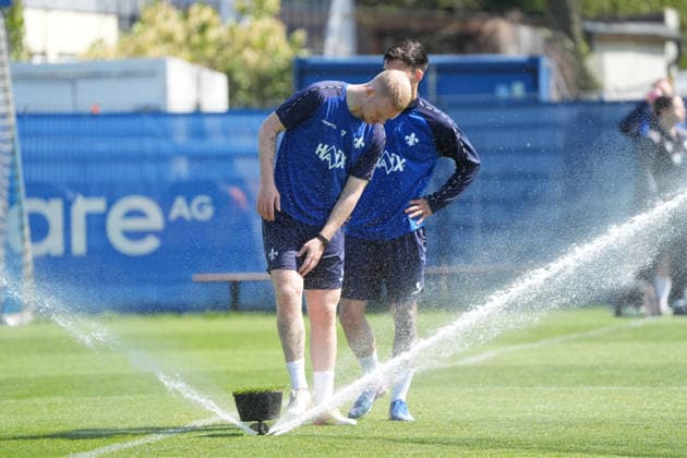 Kai Klefisch SV Darmstadt 98, l and Raoul Petretta SV Darmstadt 98 it is warm and they get a refreshment at the sprinkler during training 15 04 2026 2 Bundesliga, season 25 26 SV Darmstadt 98 training, Stadion am Boellenfalltor, emonline, emspor,