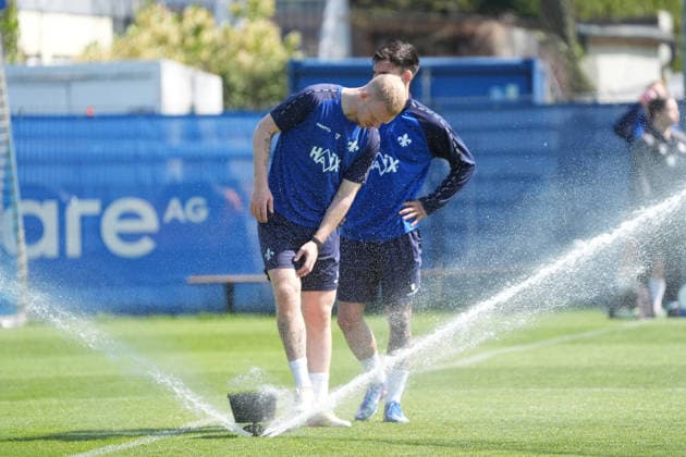 Kai Klefisch SV Darmstadt 98, l and Raoul Petretta SV Darmstadt 98 it is warm and they get a refreshment at the sprinkler during training 15 04 2026 2 Bundesliga, season 25 26 SV Darmstadt 98 training, Stadion am Boellenfalltor, emonline, emspor,