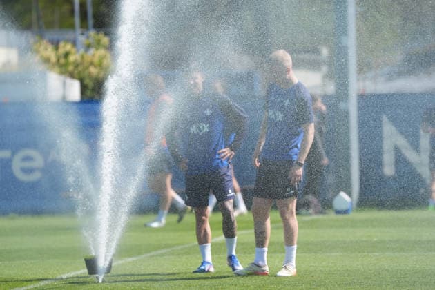 Kai Klefisch SV Darmstadt 98, r and Raoul Petretta SV Darmstadt 98 it is warm and they get a refreshment at the sprinkler during training 15 04 2026 2 Bundesliga, season 25 26 SV Darmstadt 98 training, Stadion am Boellenfalltor, emonline, emspor,