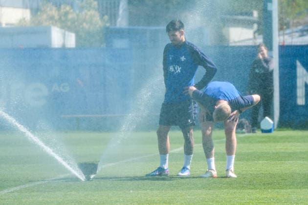 Kai Klefisch SV Darmstadt 98, l and Raoul Petretta SV Darmstadt 98 it is warm and they get a refreshment at the sprinkler during training 15 04 2026 2 Bundesliga, season 25 26 SV Darmstadt 98 training, Stadion am Boellenfalltor, emonline, emspor,