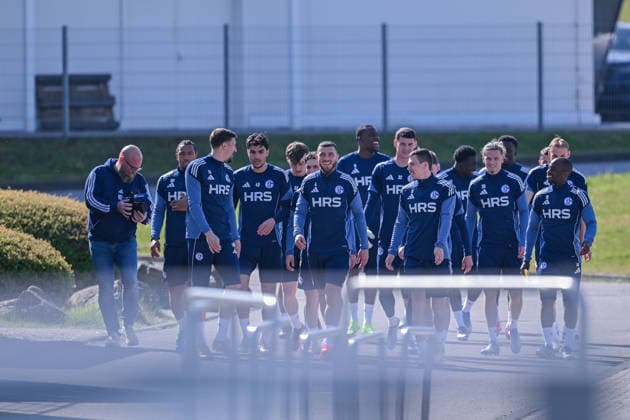 15.04.2026, Fussball, 2. Bundesliga, Saison 2025 2026, Training FC Schalke 04, Die Spieler des FC Schalke 04 gehen zum Platz, xRHR-FOTO YYx *** 15 04 2026, Football, 2 Bundesliga, Season 2025 2026, Training FC Schalke 04, The players of FC Schalke 04 go to the pitch, xRHR PHOTO YYx Copyright: KROEGER RHR-FOTOx RHR-FOTO YY
