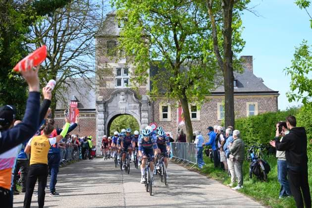 Ronde van Limburg 2026 Cycling Race TONGEREN, BELGIUM - APRIL 15 : illustration picture of the riders at the feed zone during the 73rd edition of Ronde van Limburg an UCI Class 1.1 one day cycling road race for Men Elite of 178 km with start in Hasselt and finish in Tongeren on April 15, 2026 in Tongeren, Belgium, 15 04 2026 ( Motordriver Guy De Vuyst - Tongeren Belgium  Copyright: xVincentxKalutx