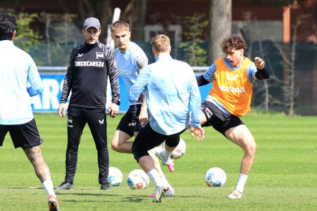 DEU, DFL, 2 FBL, Hertha BSC , Training 15 04 2026, Berliner Olympiastadion, Berlin, DEU, DFL, 2 FBL, Hertha BSC , Training in picture Maurice Krattenmacher Hertha BSC Berlin 14 , Julian Eitschberger Hertha BSC Berlin 2 , Head coach Stefan Leitl Hertha BSC Berlin DFL regulations prohibit any use of Photographs as image sequences and or quasi video nordphotoxGmbHx xEngler nph00076