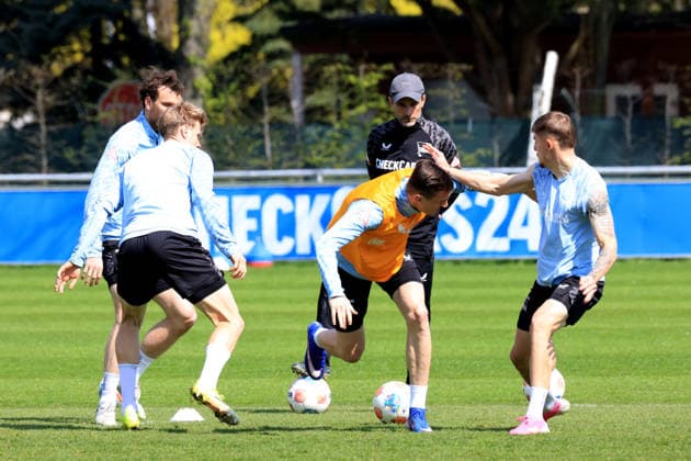 DEU, DFL, 2 FBL, Hertha BSC , Training 15 04 2026, Berliner Olympiastadion, Berlin, DEU, DFL, 2 FBL, Hertha BSC , Training in picture Pascal Klemens Hertha BSC Berlin 41 , Luca Schuler Hertha BSC Berlin 18 , Paul Seguin Hertha BSC Berlin 30 , Marten Winkler Hertha BSC Berlin 22 , Head coach Stefan Leitl Hertha BSC Berlin DFL regulations prohibit any use of Photographs as image sequences and or quasi video nordphotoxGmbHx xEngler nph00076