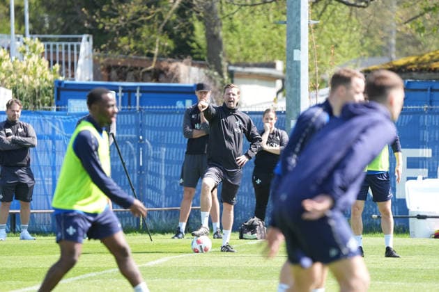 Coach Florian Kohfeldt SV Darmstadt 98 gives loud instructions in training 15 04 2026 2 Bundesliga, Season 25 26 SV Darmstadt 98 training, Stadion am Boellenfalltor, emonline, emspor,