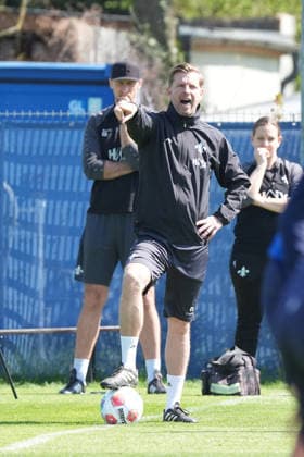 Coach Florian Kohfeldt SV Darmstadt 98 gives loud instructions in training 15 04 2026 2 Bundesliga, Season 25 26 SV Darmstadt 98 training, Stadion am Boellenfalltor, emonline, emspor,