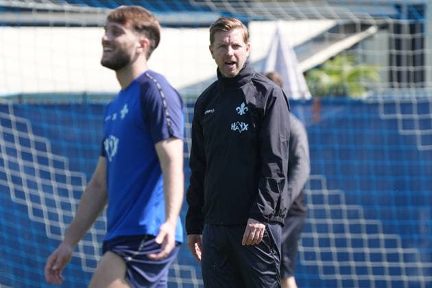 Coach Florian Kohfeldt SV Darmstadt 98 gives instructions 15 04 2026 2 Bundesliga, Season 25 26 SV Darmstadt 98 Training, Stadion am Boellenfalltor, emonline, emspor,