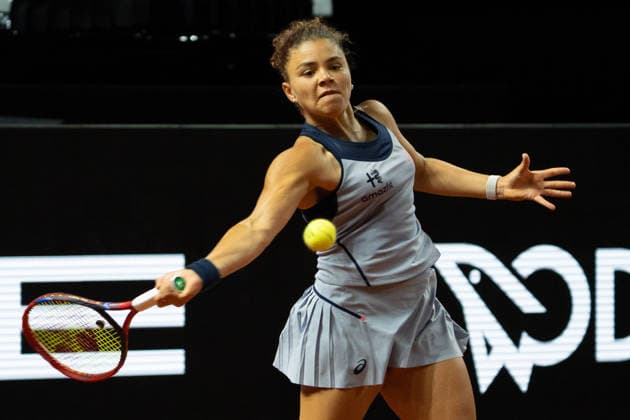 Jasmine Paolini ITA in the picture on the ball, action, GER, Zeynep Sonmez vs Jasmine Paolini, Tennis, ATP Tournament, WTA 500, Porsche Tennis Grand Prix, 15 04 2026, GER, Zeynep Sonmez vs Jasmine Paolini, Tennis, ATP Tournament, WTA 500, Porsche Tennis Grand Prix, 15 04 2026, Stuttgart Copyright: xEibner-Pressefoto EdwardxCheungx EP_ECG