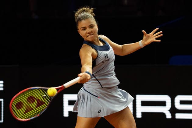 Jasmine Paolini ITA in the picture on the ball, action, GER, Zeynep Sonmez vs Jasmine Paolini, Tennis, ATP Tournament, WTA 500, Porsche Tennis Grand Prix, 15 04 2026, GER, Zeynep Sonmez vs Jasmine Paolini, Tennis, ATP Tournament, WTA 500, Porsche Tennis Grand Prix, 15 04 2026, Stuttgart Copyright: xEibner-Pressefoto EdwardxCheungx EP_ECG