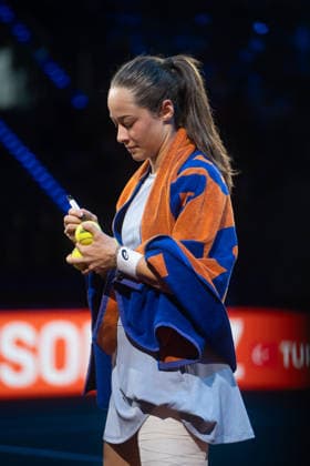 Zeynep Sonmez TUR signs balls, GER, Zeynep Sonmez vs Jasmine Paolini, Tennis, ATP Tournament, WTA 500, Porsche Tennis Grand Prix, 15 04 2026, GER, Zeynep Sonmez vs Jasmine Paolini, Tennis, ATP Tournament, WTA 500, Porsche Tennis Grand Prix, 15 04 2026, Stuttgart Copyright: xEibner-Pressefoto EdwardxCheungx EP_ECG